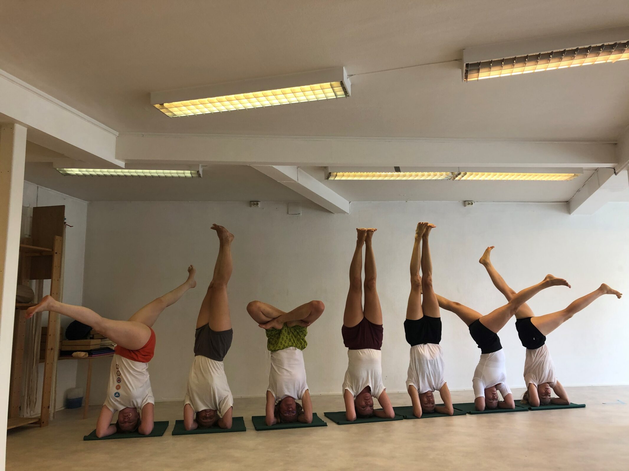 iyfno_smartorg Mennesker som står på hodet - en yogastilling