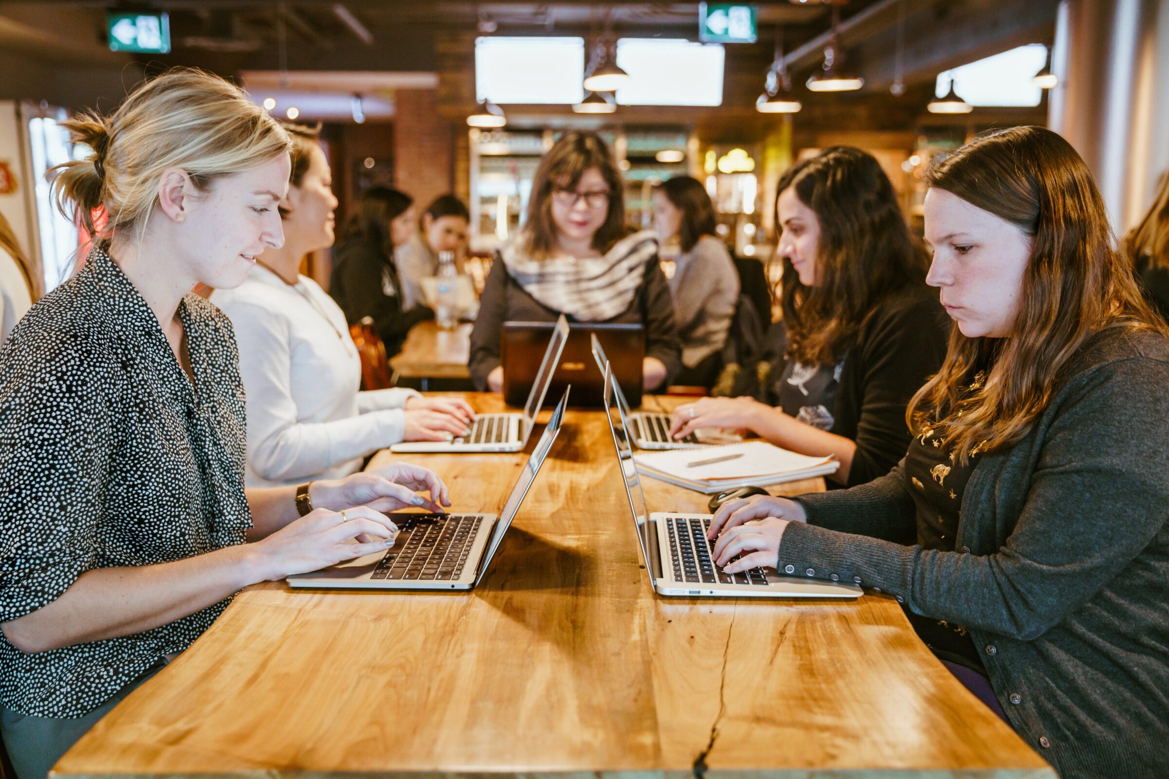 women-on-laptops-around-table (1) Enklere system gjør det enklere å være styremedlem