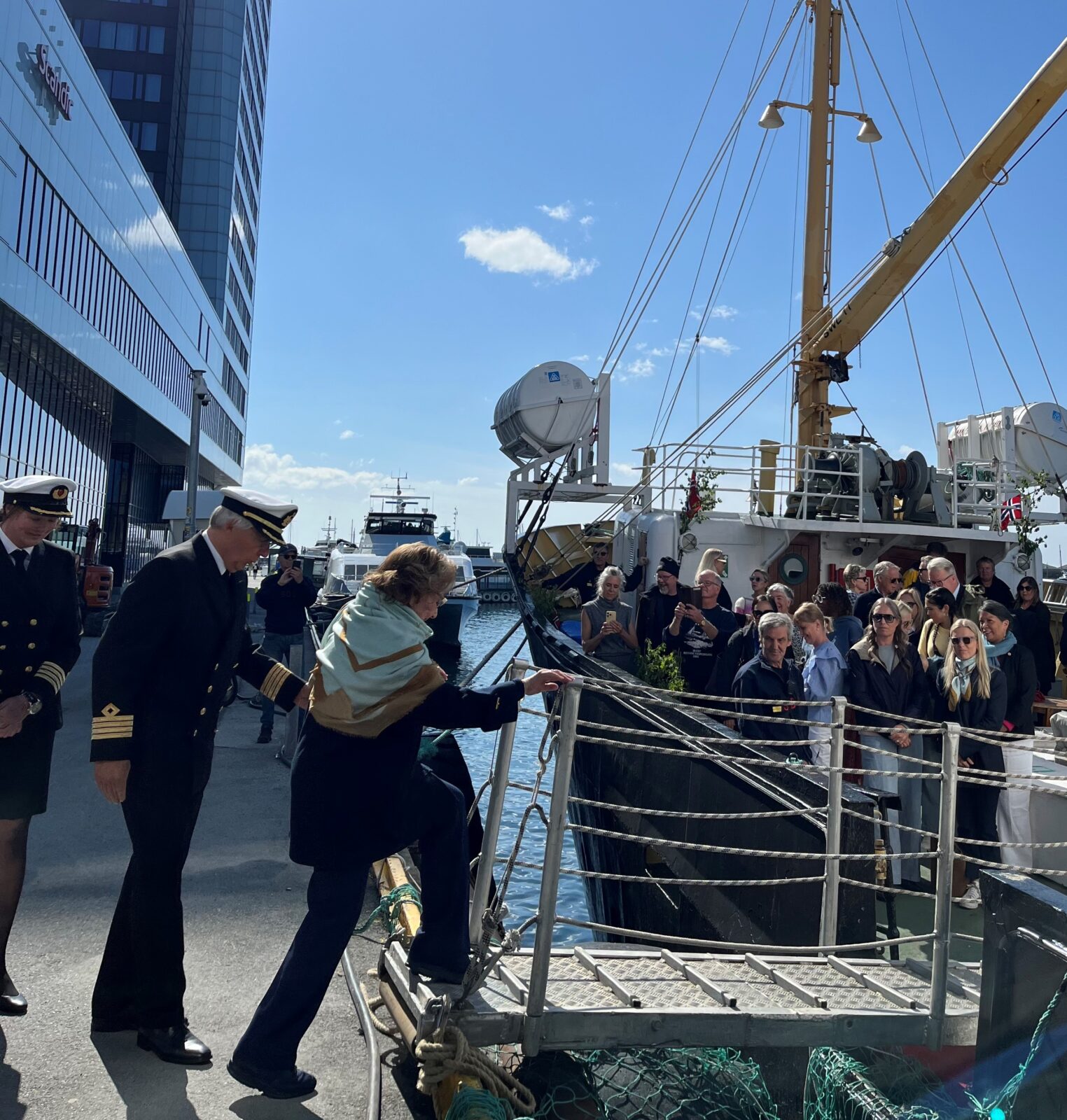 Sonja på vei ombord på M/S Salten Dronning Sonja på vei over i M/S Salten